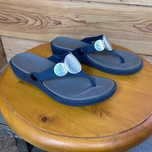 Crocs Sanrah Hammered Metallic Medallion Flip Flop Sandals Navy Blue Womens 6